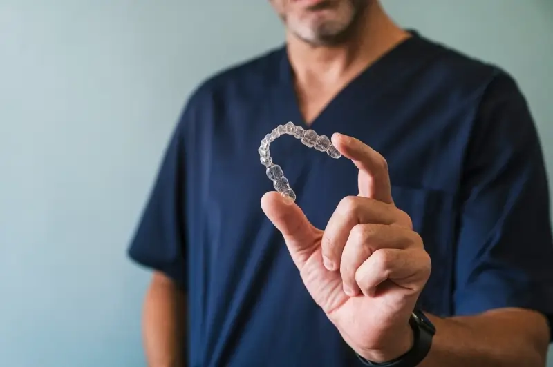 Czy noszenie nakładek Invisalign boli?