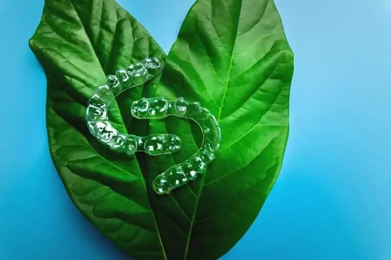Czym się różni Clear Aligner od Invisalign?