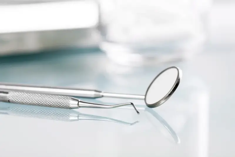 Czy leczenie kanałowe pod mikroskopem boli?